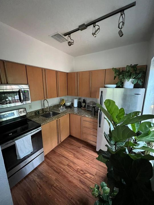 Active With Contract: $330,000 (2 beds, 1 baths, 689 Square Feet)