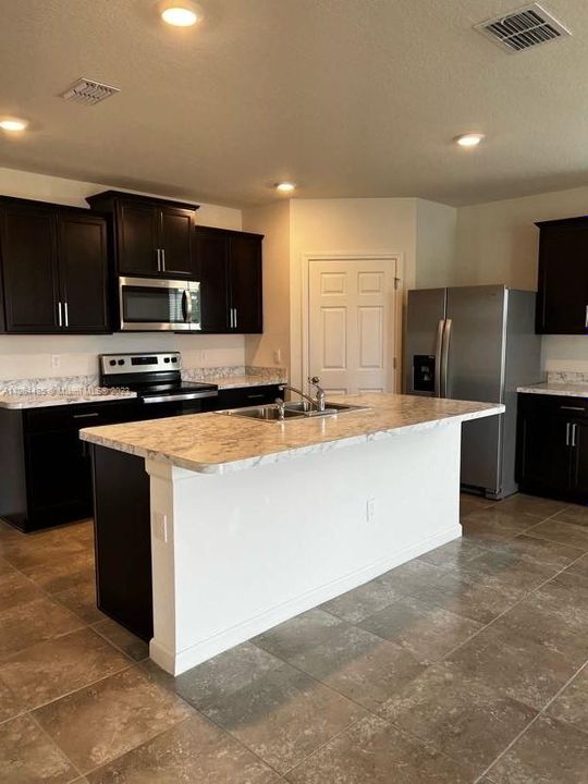 最近租的: $2,700 (4 贝兹, 2 浴室, 1934 平方英尺)