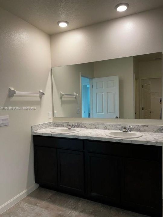 最近租的: $2,700 (4 贝兹, 2 浴室, 1934 平方英尺)