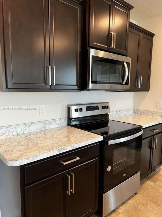 最近租的: $2,700 (4 贝兹, 2 浴室, 1934 平方英尺)