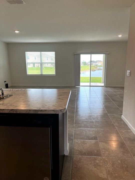 最近租的: $2,700 (4 贝兹, 2 浴室, 1934 平方英尺)