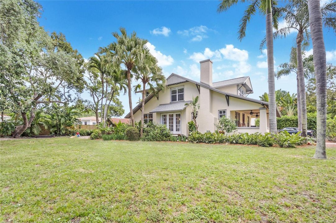 Recently Sold: $1,850,000 (4 beds, 2 baths, 1383 Square Feet)