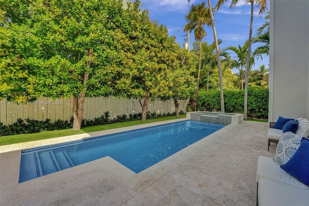 Recently Sold: $4,495,000 (7 beds, 6 baths, 3991 Square Feet)