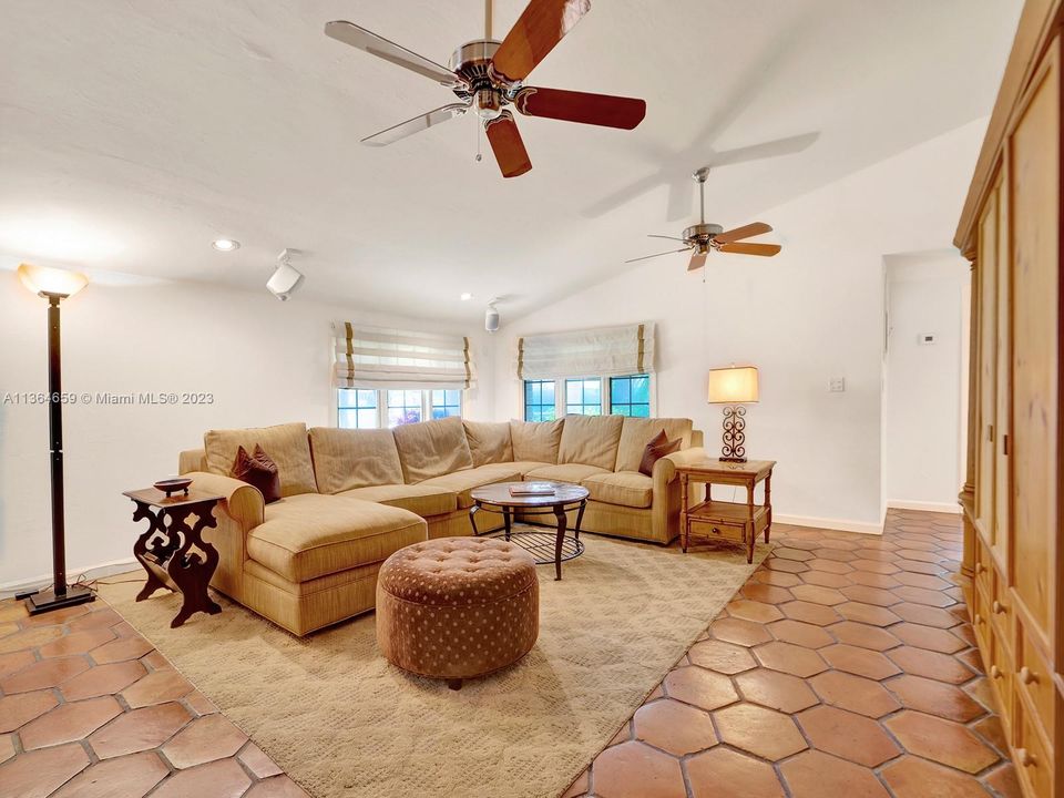 Recently Sold: $2,499,000 (4 beds, 5 baths, 5017 Square Feet)