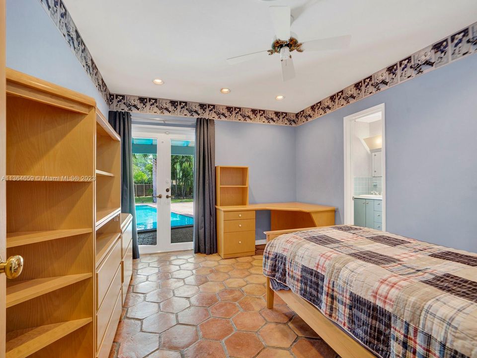 Recently Sold: $2,499,000 (4 beds, 5 baths, 5017 Square Feet)