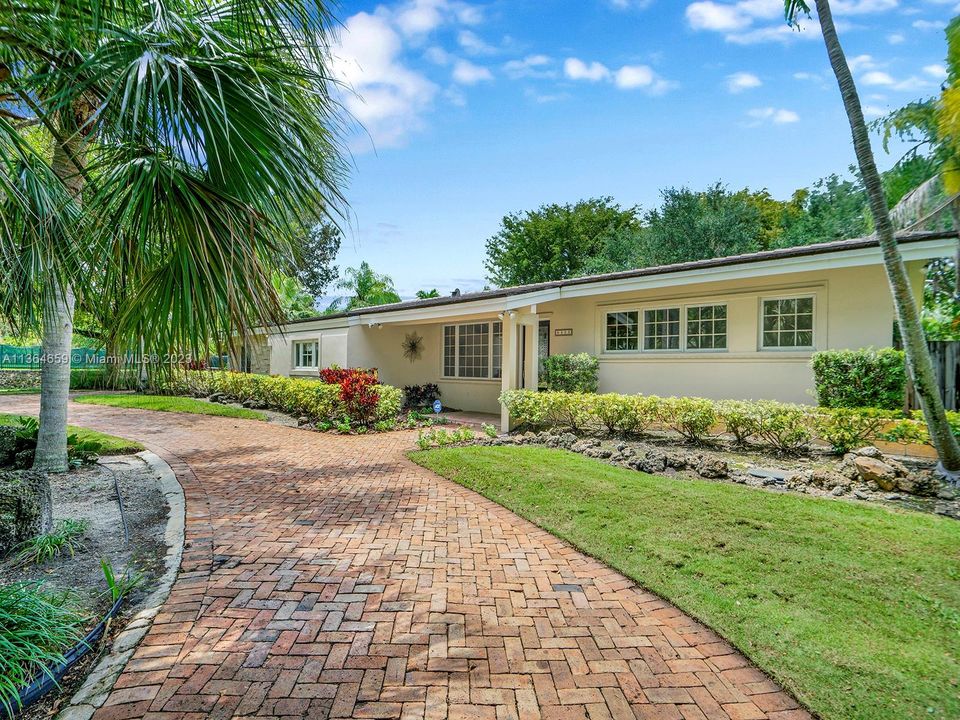 Recently Sold: $2,499,000 (4 beds, 5 baths, 5017 Square Feet)