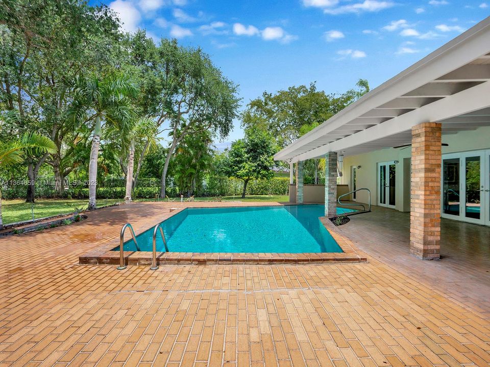 Recently Sold: $2,499,000 (4 beds, 5 baths, 5017 Square Feet)