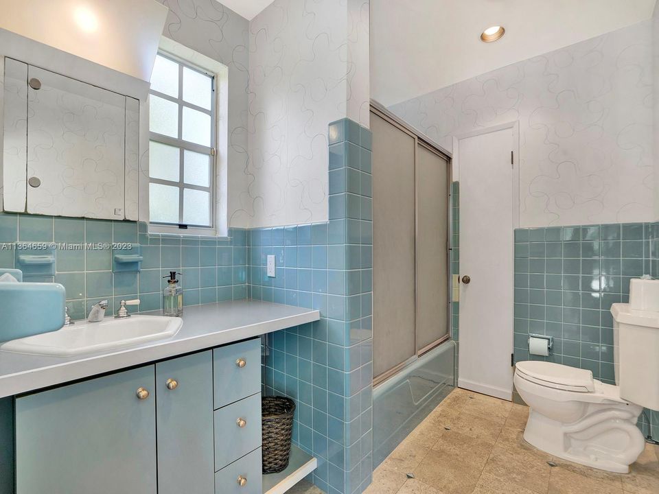 Recently Sold: $2,499,000 (4 beds, 5 baths, 5017 Square Feet)