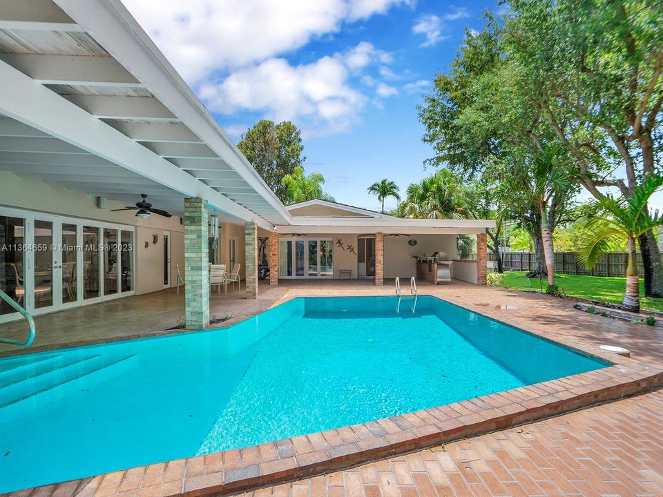 Recently Sold: $2,499,000 (4 beds, 5 baths, 5017 Square Feet)