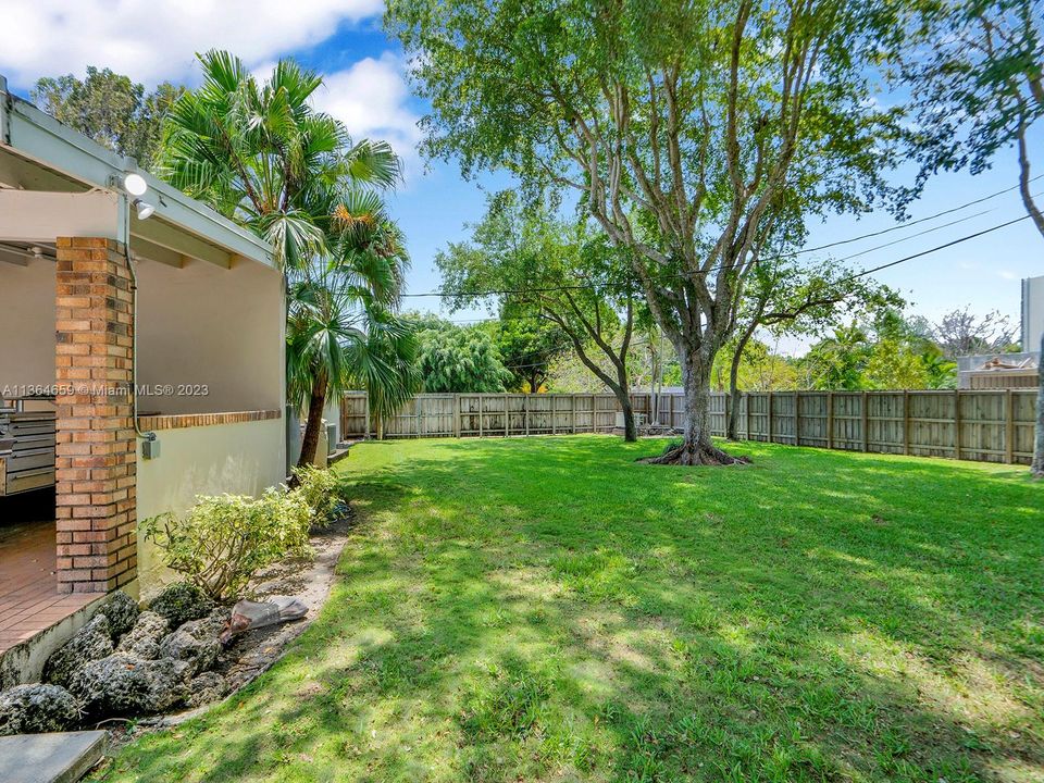 Recently Sold: $2,499,000 (4 beds, 5 baths, 5017 Square Feet)