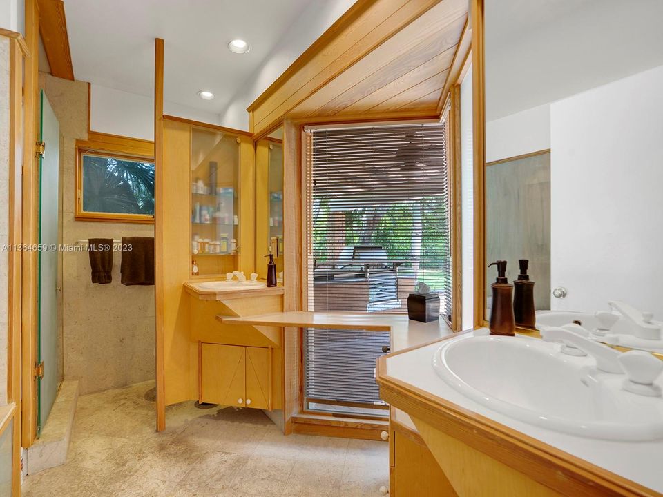 Recently Sold: $2,499,000 (4 beds, 5 baths, 5017 Square Feet)