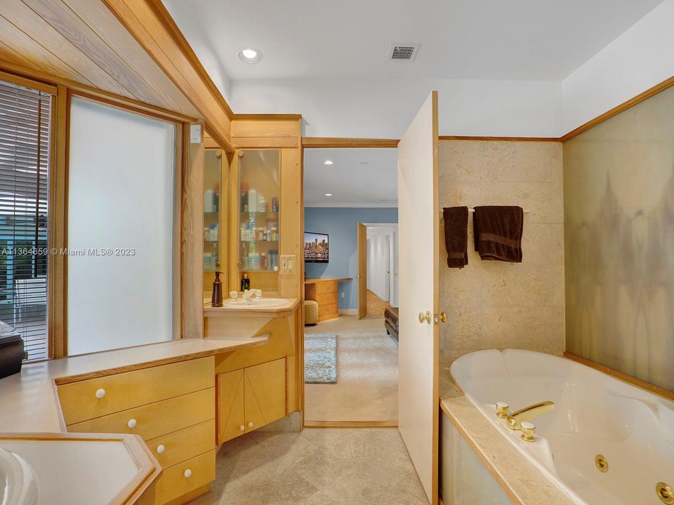 Recently Sold: $2,499,000 (4 beds, 5 baths, 5017 Square Feet)