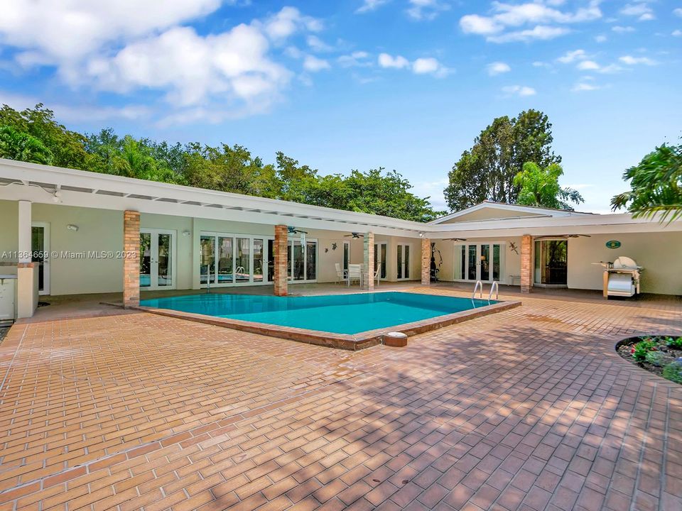 Recently Sold: $2,499,000 (4 beds, 5 baths, 5017 Square Feet)