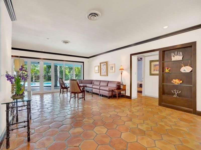 Recently Sold: $2,499,000 (4 beds, 5 baths, 5017 Square Feet)