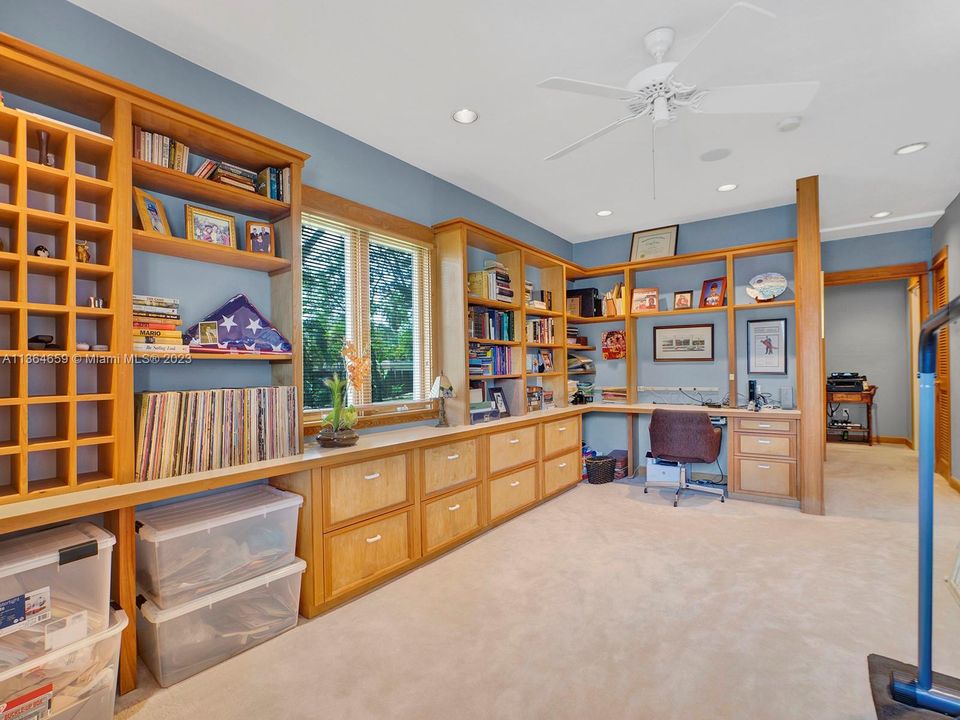 Recently Sold: $2,499,000 (4 beds, 5 baths, 5017 Square Feet)