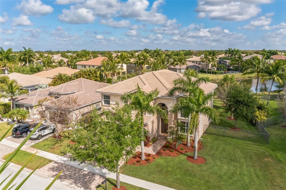 Recently Sold: $980,000 (5 beds, 3 baths, 3337 Square Feet)