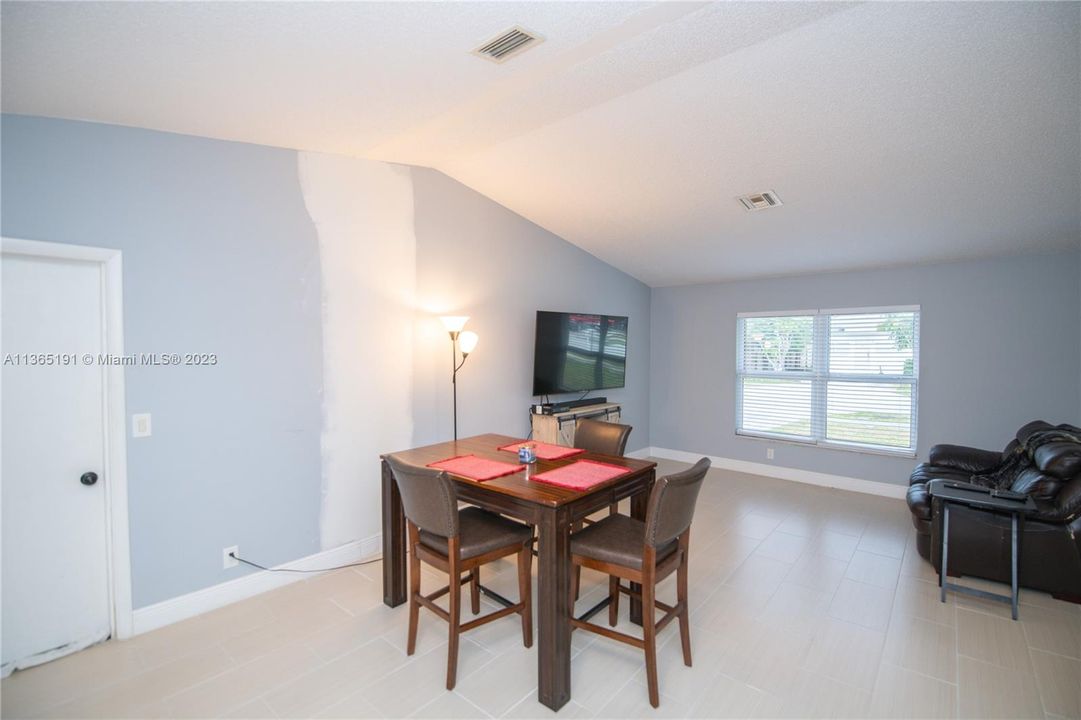 Recently Sold: $395,000 (2 beds, 1 baths, 920 Square Feet)