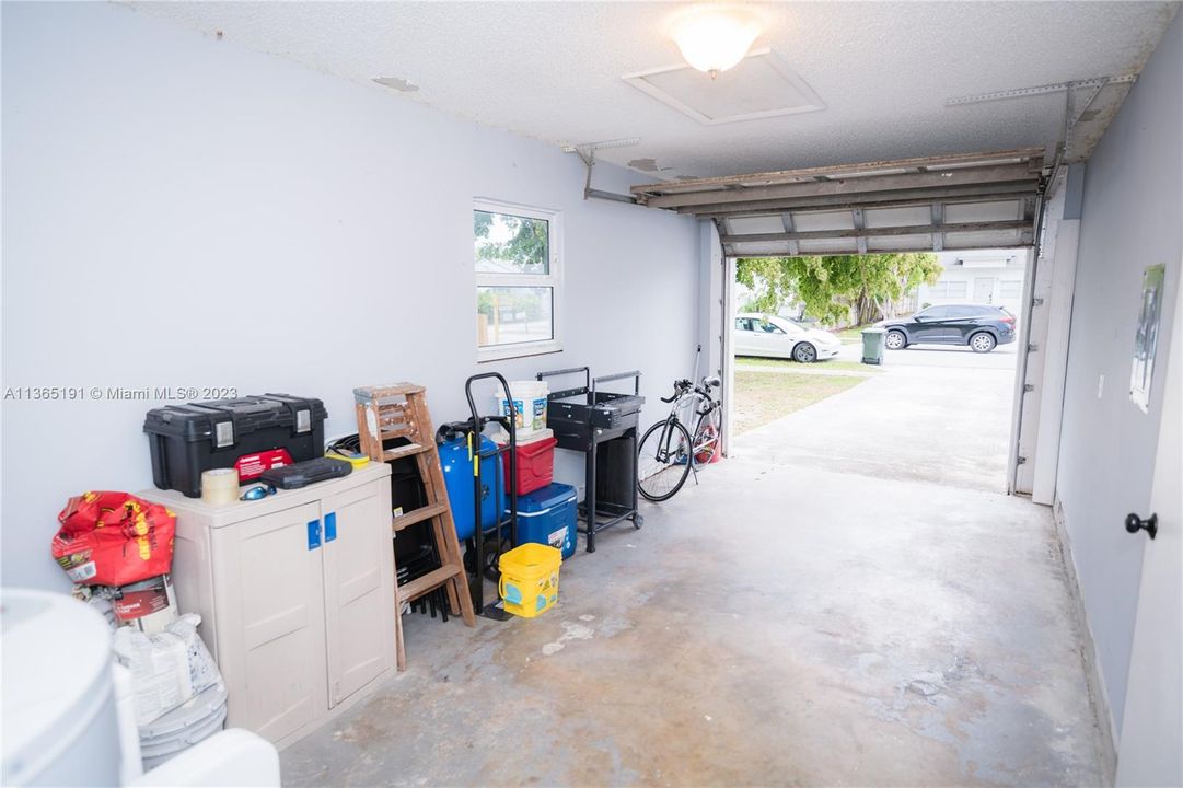 Recently Sold: $395,000 (2 beds, 1 baths, 920 Square Feet)