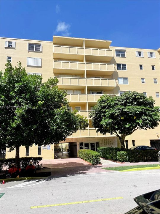 Recently Sold: $295,000 (1 beds, 1 baths, 717 Square Feet)