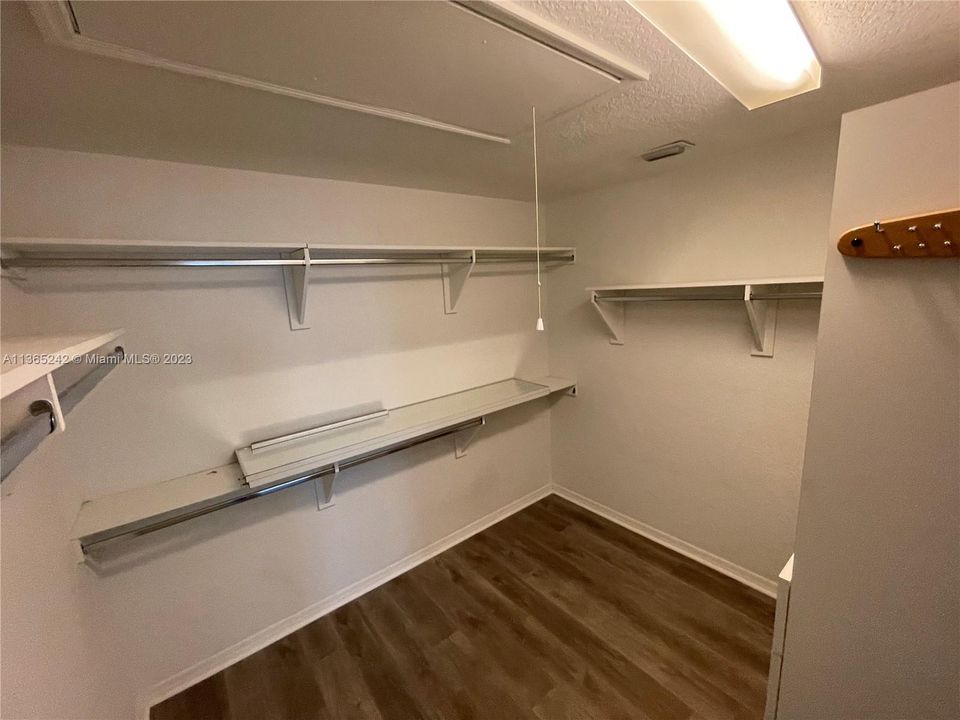 Recientemente alquilado: $4,800 (4 camas, 3 baños, 2615 Pies cuadrados)