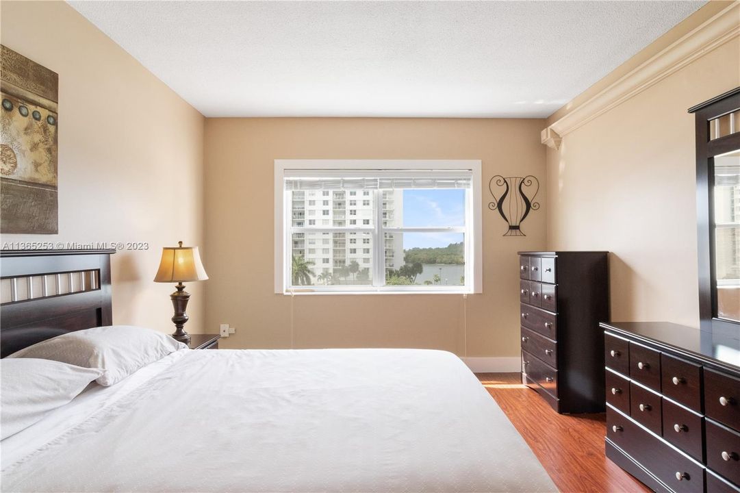 Recently Sold: $265,000 (1 beds, 1 baths, 697 Square Feet)