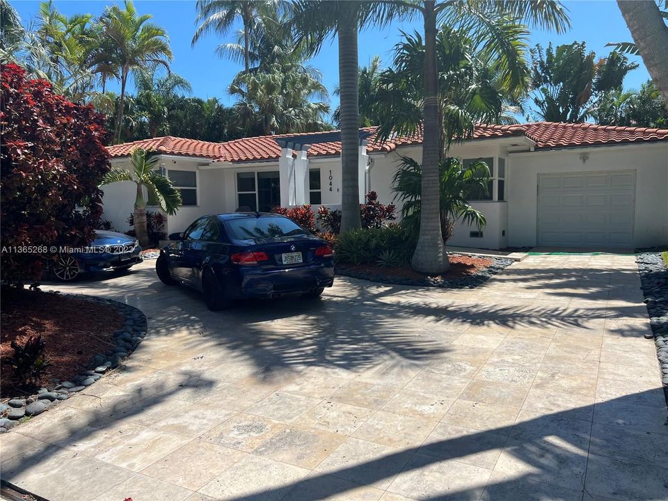 Recently Sold: $1,200,000 (3 beds, 2 baths, 1718 Square Feet)
