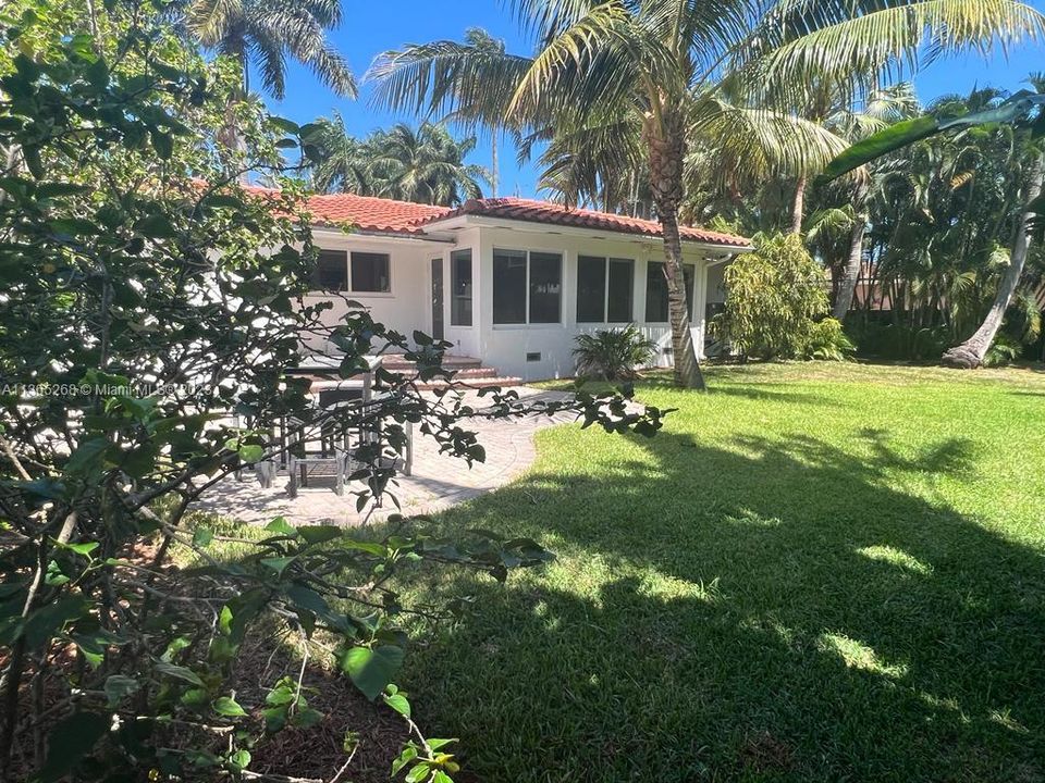Recently Sold: $1,200,000 (3 beds, 2 baths, 1718 Square Feet)
