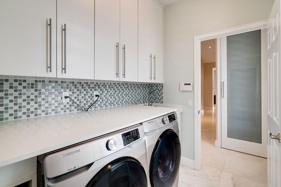 Vendido Recientemente: $1,350,000 (4 camas, 3 baños, 2889 Pies cuadrados)