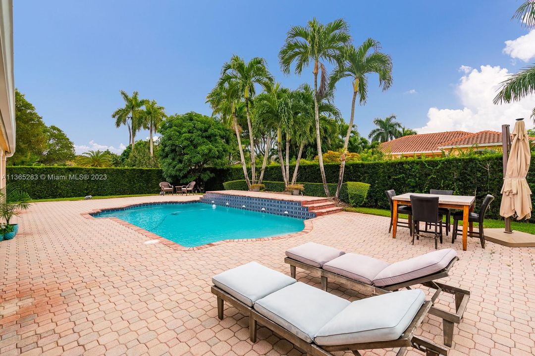 Vendido Recientemente: $1,350,000 (4 camas, 3 baños, 2889 Pies cuadrados)