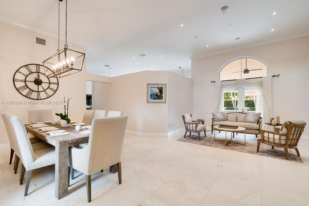 Vendido Recientemente: $1,350,000 (4 camas, 3 baños, 2889 Pies cuadrados)