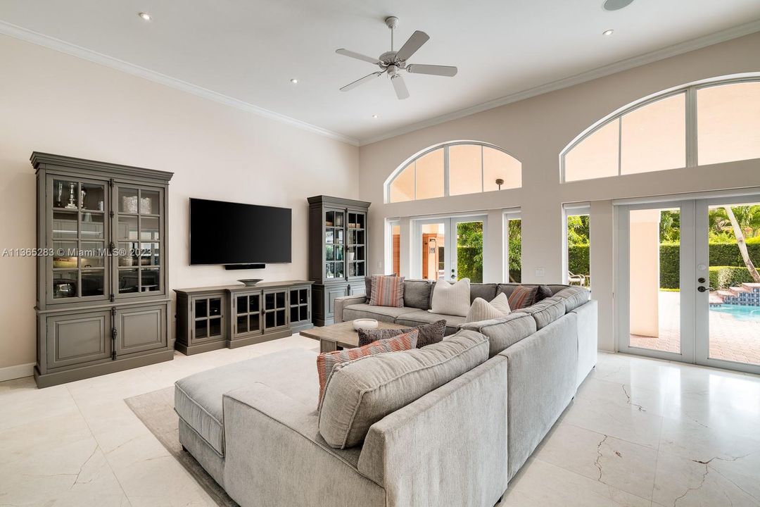 Vendido Recientemente: $1,350,000 (4 camas, 3 baños, 2889 Pies cuadrados)