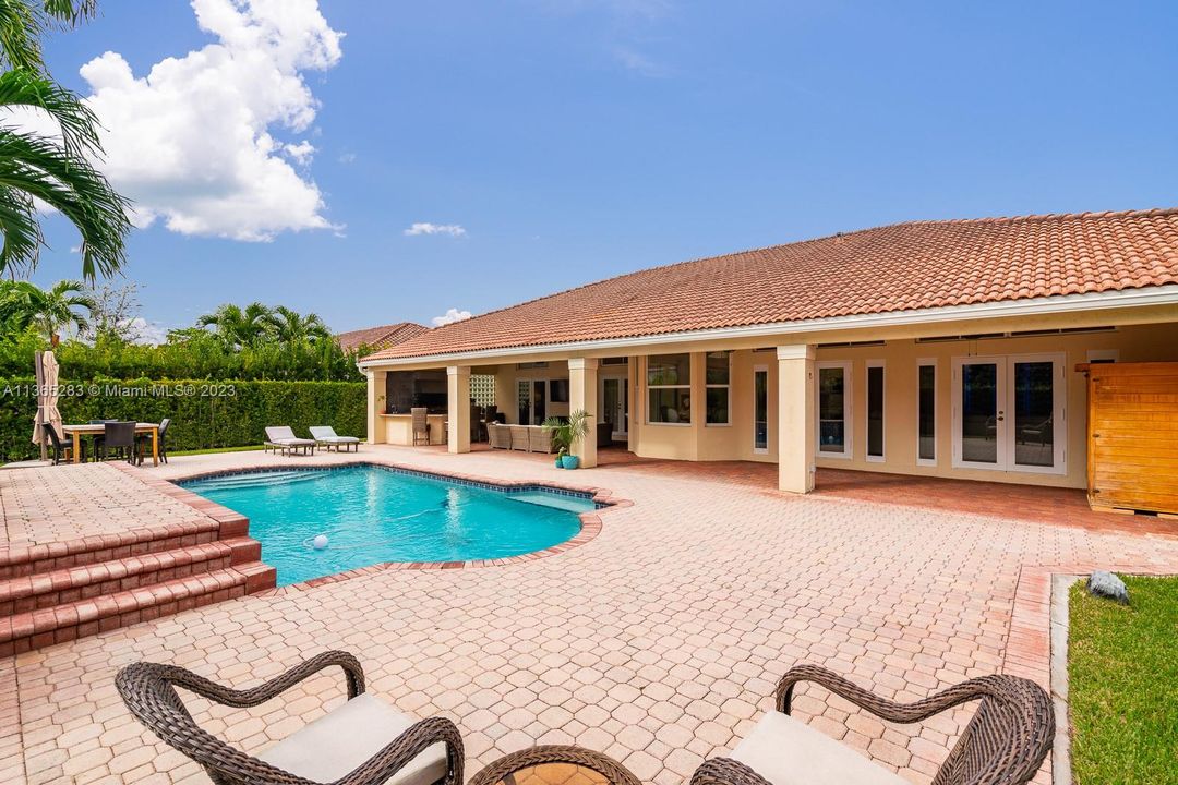 Vendido Recientemente: $1,350,000 (4 camas, 3 baños, 2889 Pies cuadrados)