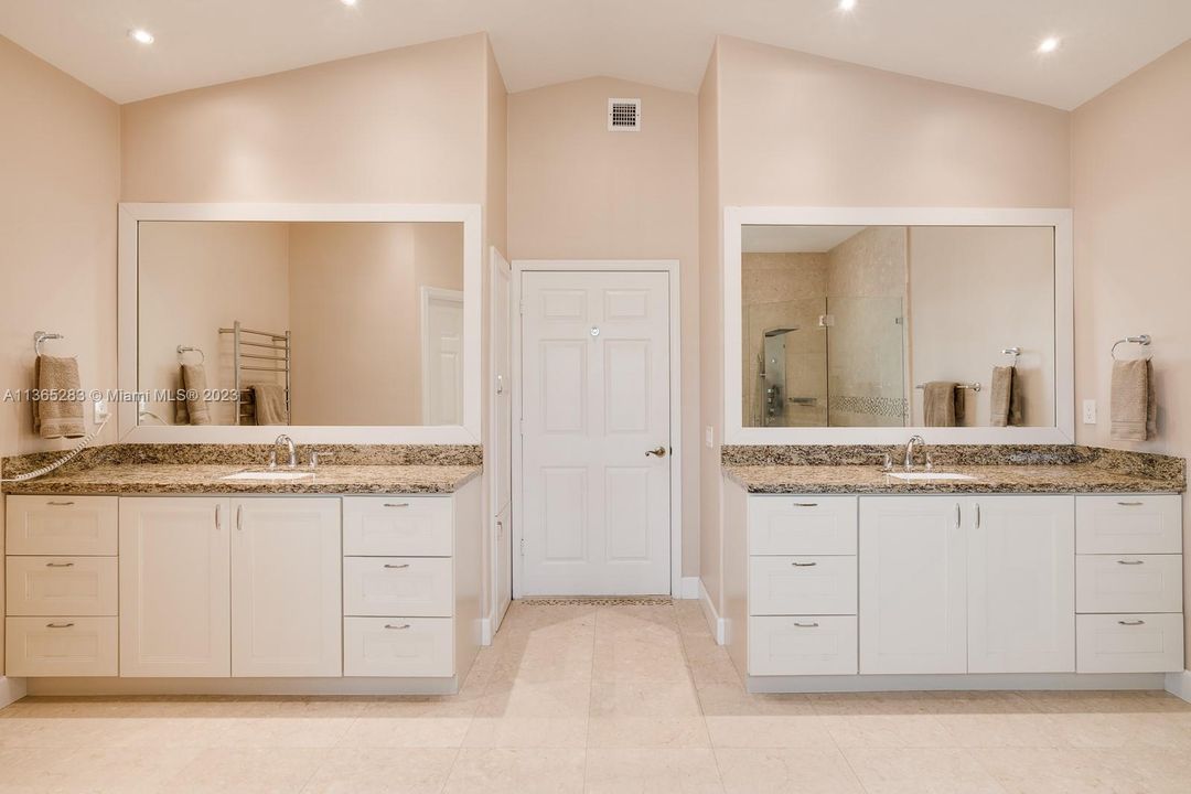 Vendido Recientemente: $1,350,000 (4 camas, 3 baños, 2889 Pies cuadrados)