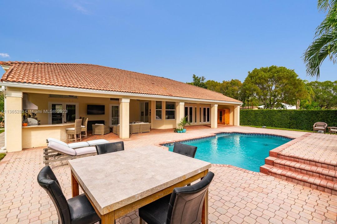 Vendido Recientemente: $1,350,000 (4 camas, 3 baños, 2889 Pies cuadrados)