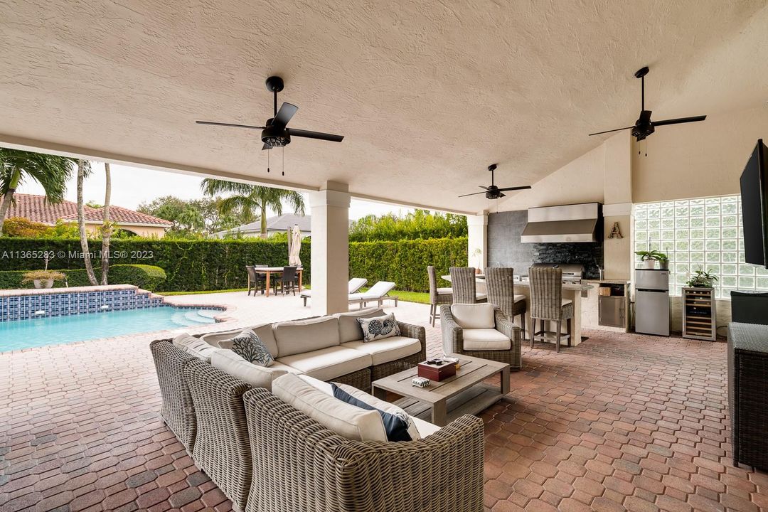 Vendido Recientemente: $1,350,000 (4 camas, 3 baños, 2889 Pies cuadrados)