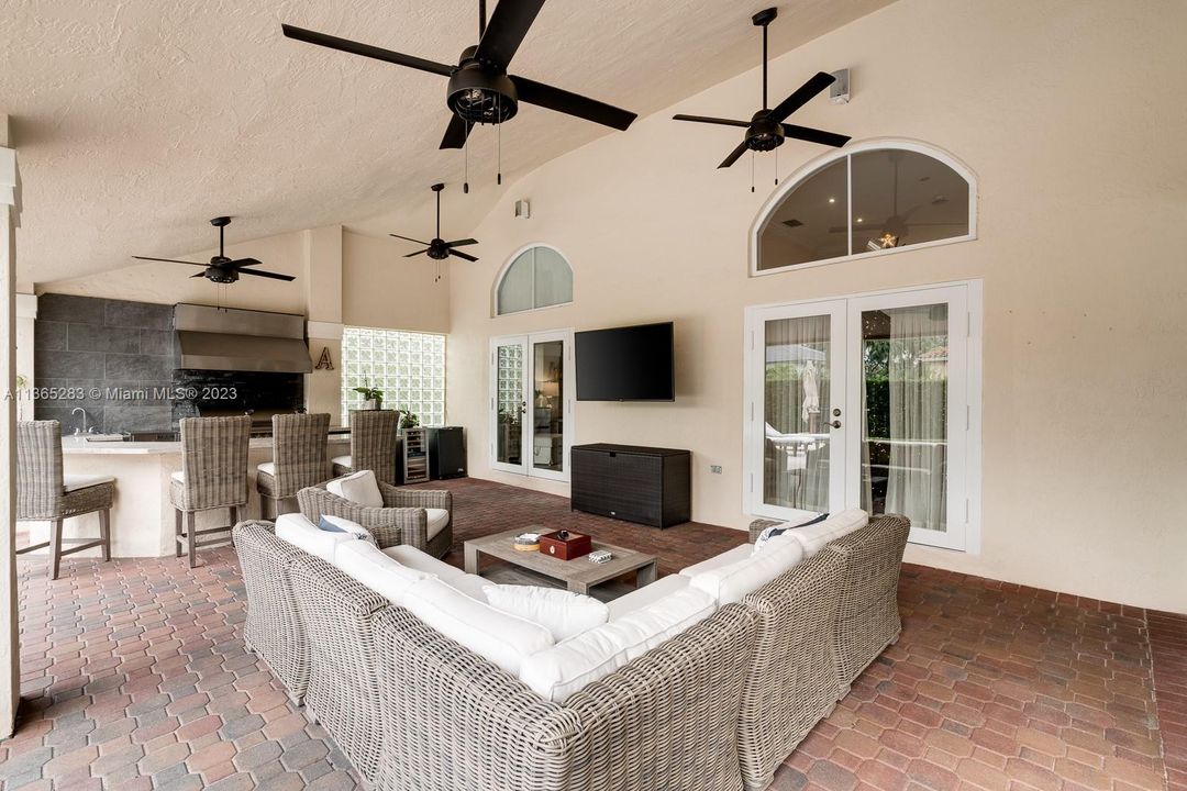 Vendido Recientemente: $1,350,000 (4 camas, 3 baños, 2889 Pies cuadrados)