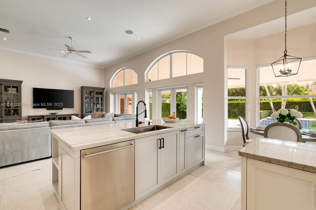 Vendido Recientemente: $1,350,000 (4 camas, 3 baños, 2889 Pies cuadrados)