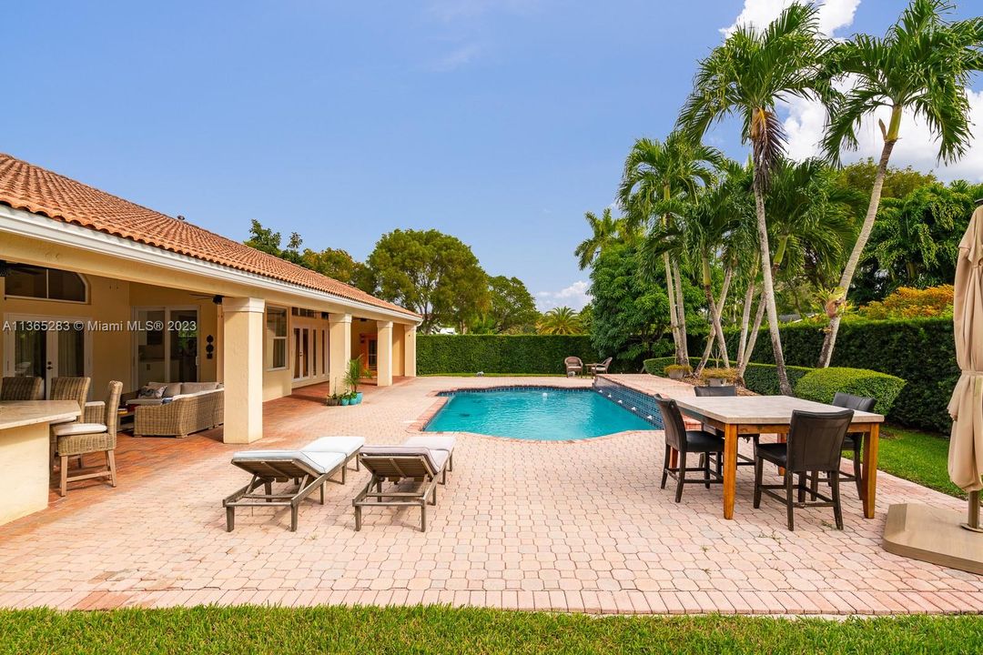 Vendido Recientemente: $1,350,000 (4 camas, 3 baños, 2889 Pies cuadrados)