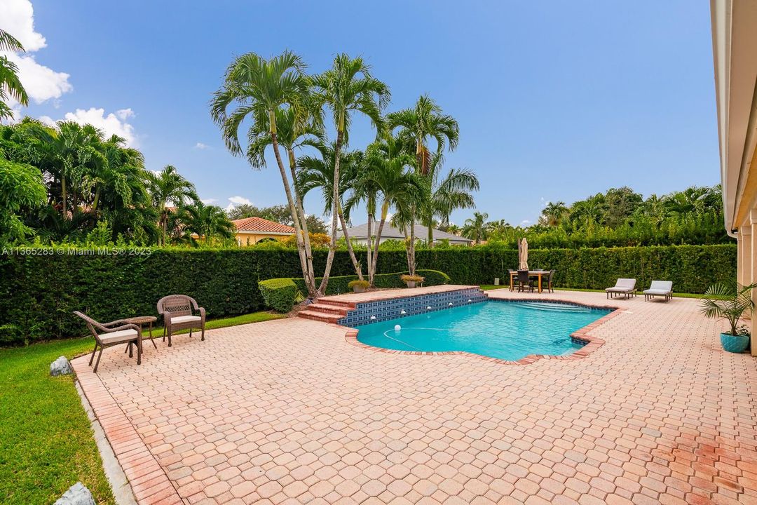 Vendido Recientemente: $1,350,000 (4 camas, 3 baños, 2889 Pies cuadrados)