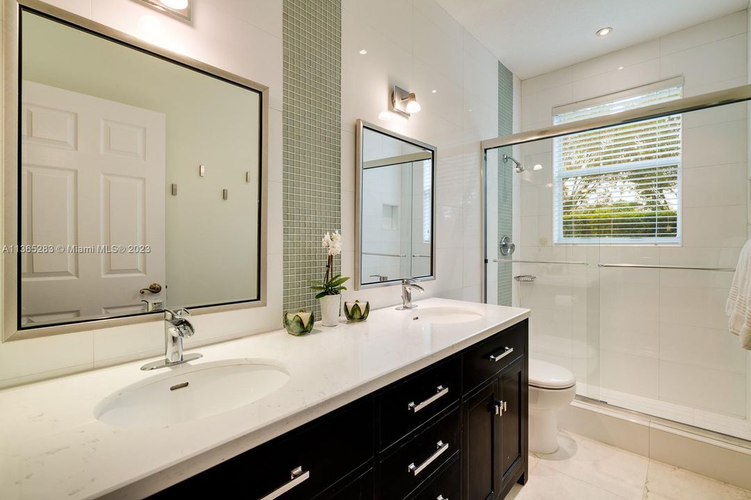 Vendido Recientemente: $1,350,000 (4 camas, 3 baños, 2889 Pies cuadrados)