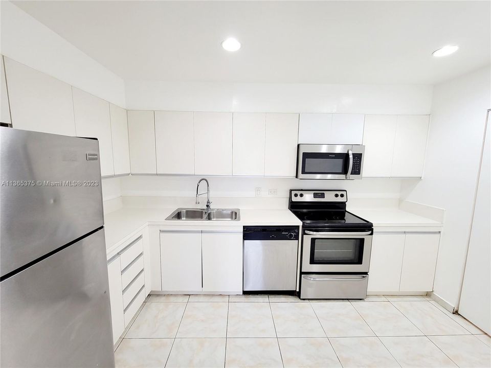 Recently Sold: $310,000 (1 beds, 1 baths, 874 Square Feet)