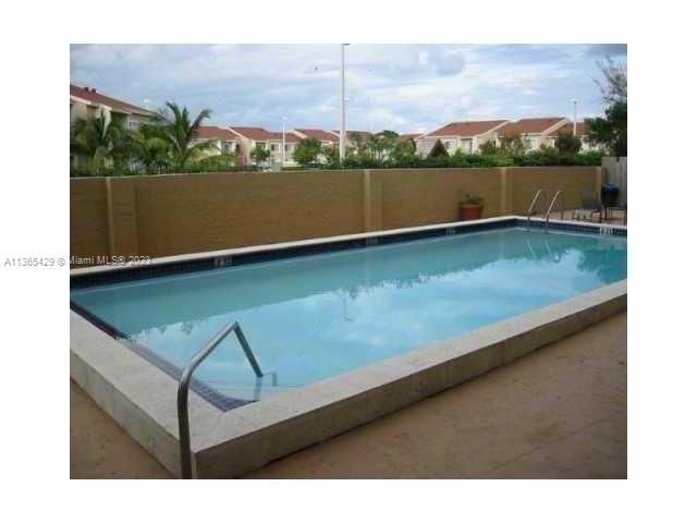 最近售出: $96,000 (2 贝兹, 1 浴室, 800 平方英尺)