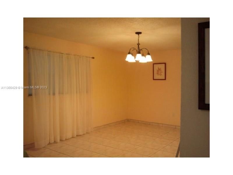 最近售出: $96,000 (2 贝兹, 1 浴室, 800 平方英尺)