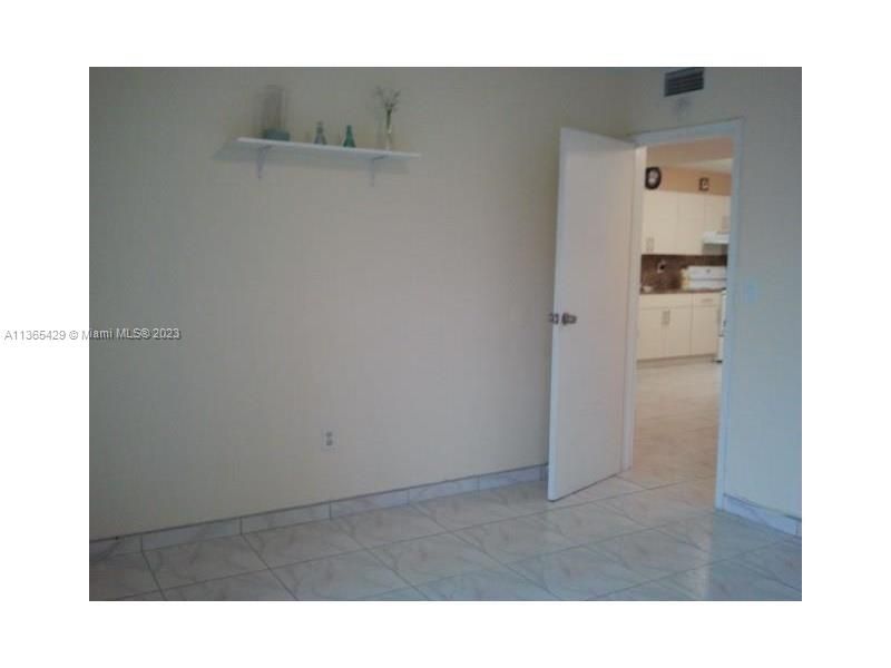 最近售出: $96,000 (2 贝兹, 1 浴室, 800 平方英尺)