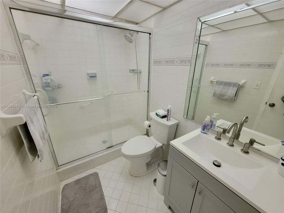最近售出: $385,000 (2 贝兹, 2 浴室, 892 平方英尺)