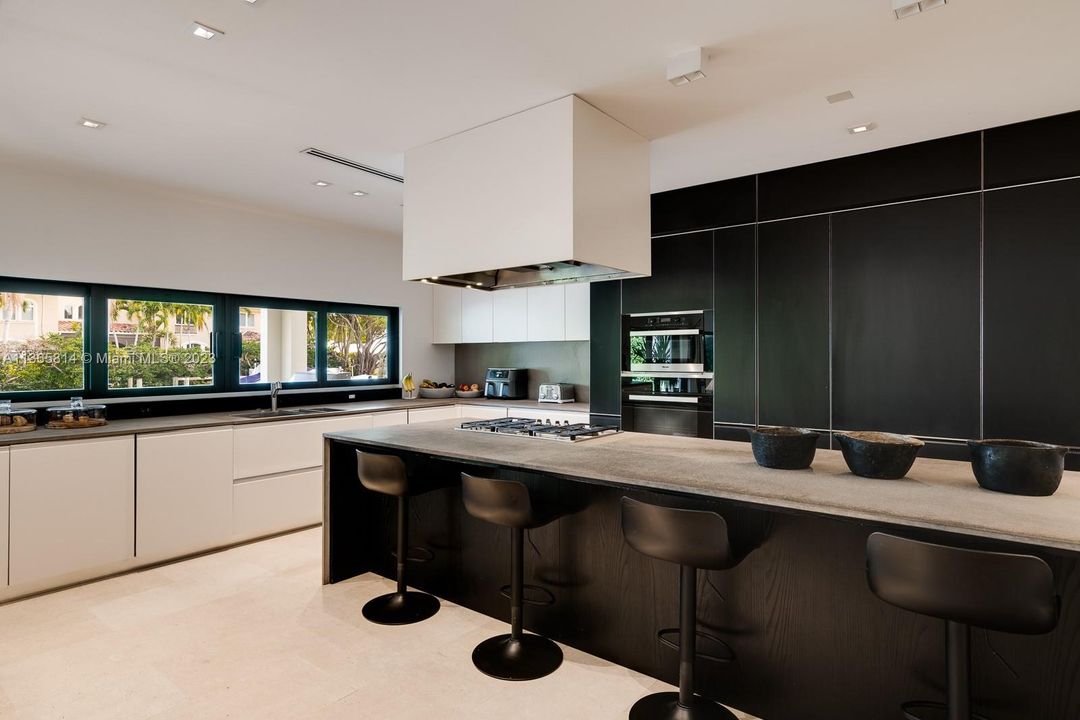 Recently Sold: $12,600,000 (7 beds, 7 baths, 4657 Square Feet)