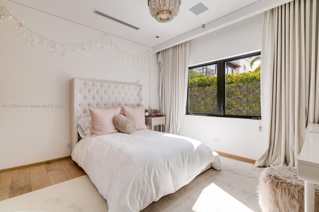 Recently Sold: $12,600,000 (7 beds, 7 baths, 4657 Square Feet)