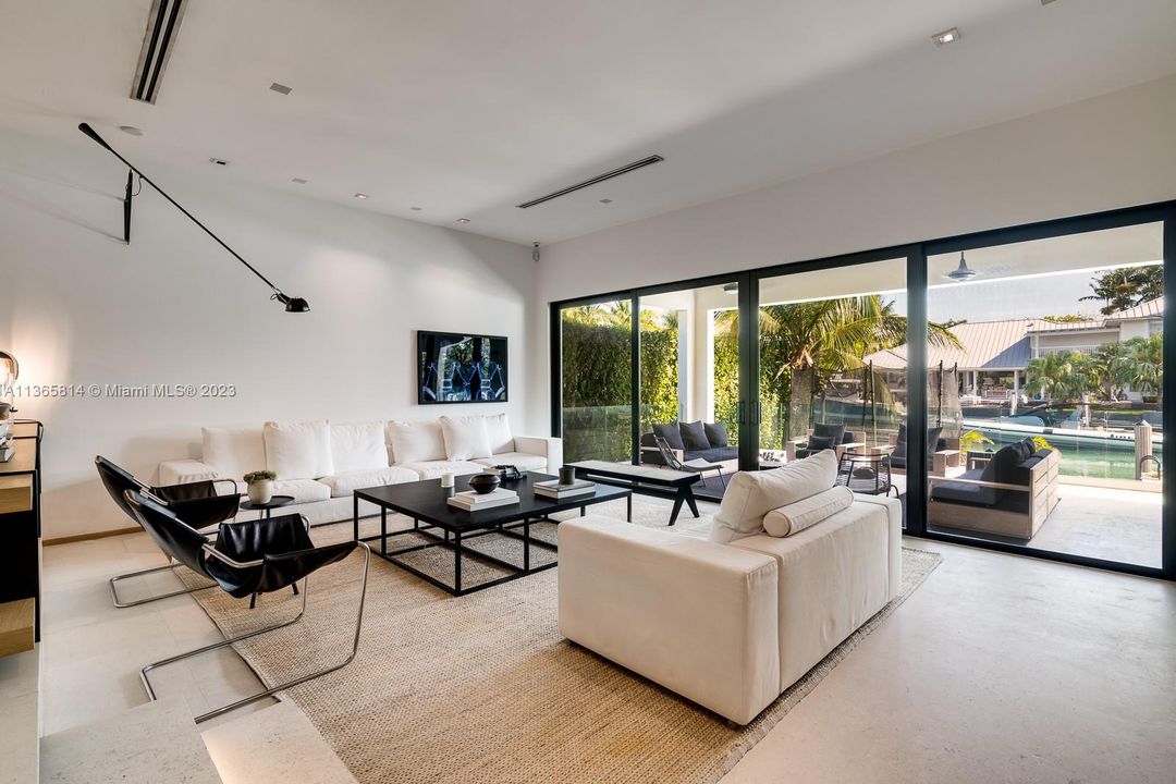 Recently Sold: $12,600,000 (7 beds, 7 baths, 4657 Square Feet)