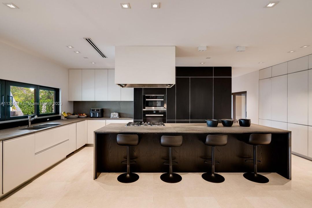 Recently Sold: $12,600,000 (7 beds, 7 baths, 4657 Square Feet)