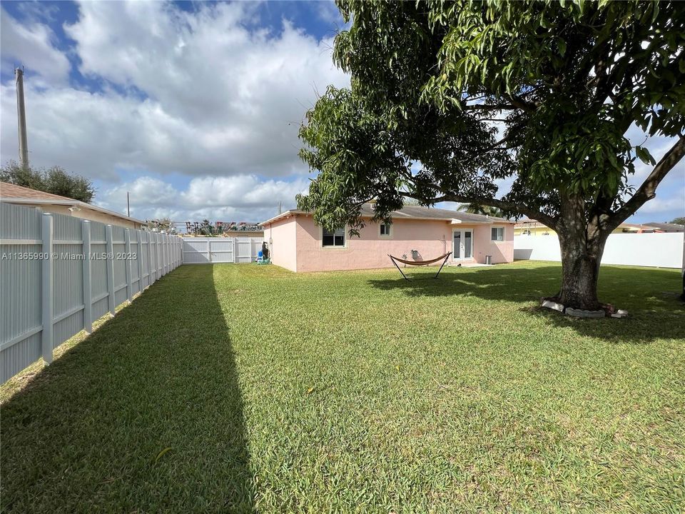 Recently Sold: $460,000 (3 beds, 2 baths, 1405 Square Feet)